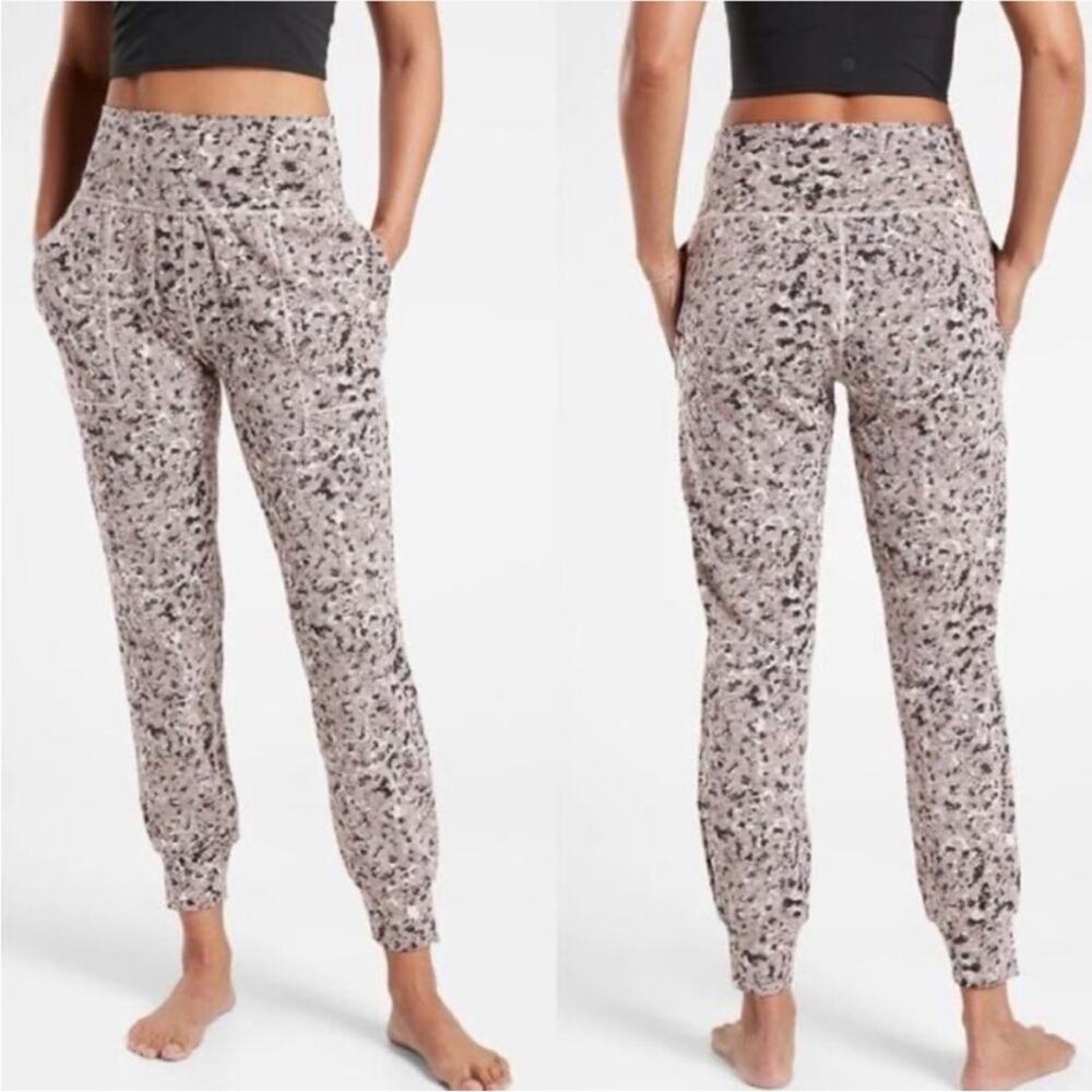 Athleta Salutation Textured Jogger pants in the Meadow Decadent Sz M‎
